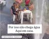 Moradores brincam com vazamento em meio à crise d’água em Arapiraca