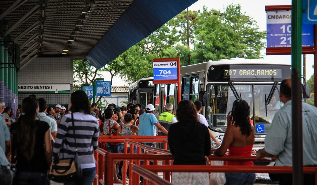 Mulher é flagrada ofendendo passageiros negros em terminal de ônibus