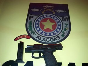 Acusados de homicídio são presos ao tentar fugir em táxi roubado