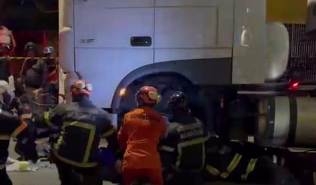 Ciclista sobrevive após ficar presa embaixo de carreta na Av. Menino Marcelo