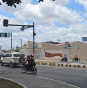 Para agilizar o trânsito SMTT de Arapiraca remove semáforo da Praça Lyons
