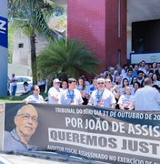 Servidores da Sefaz-AL pedem justiça por João de Assis em protesto em Maceió