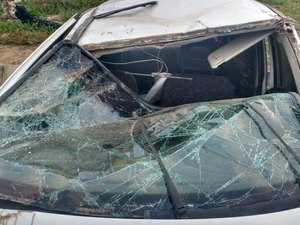 Carro capota na zona rural de Arapiraca