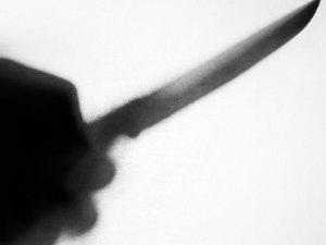 Mulher leva dois tiros, resiste e mata marido com facada em briga conjugal