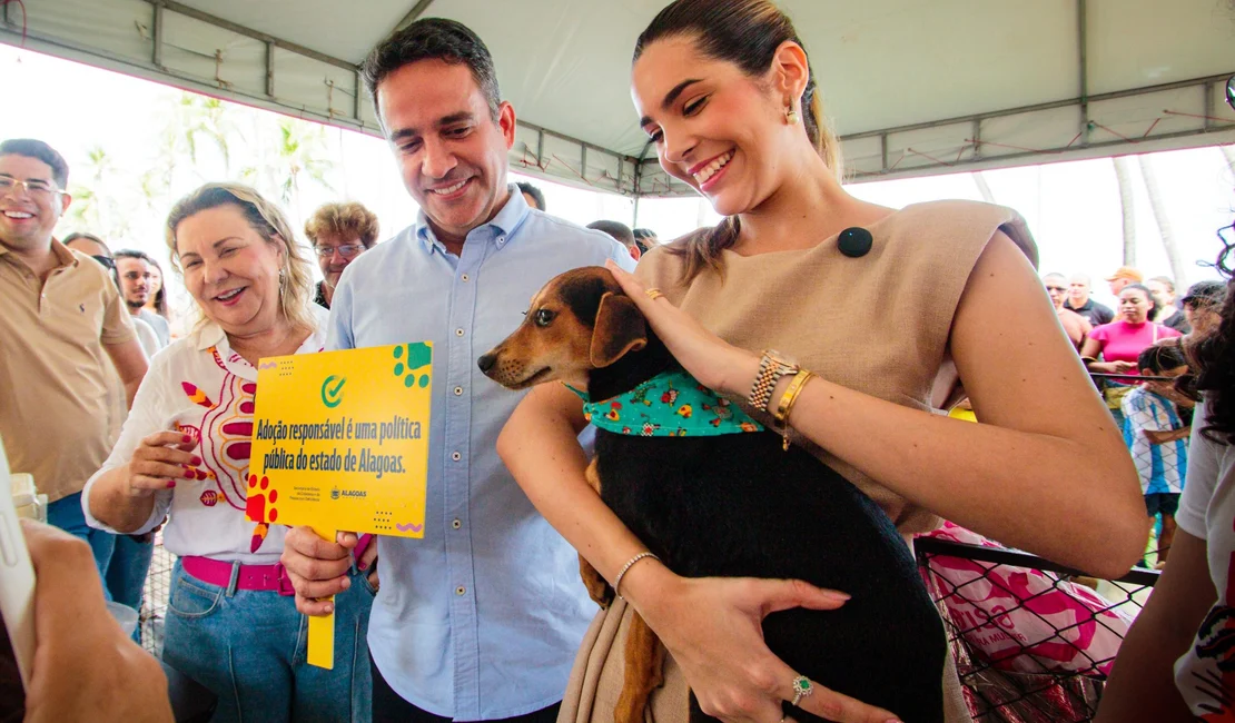 Rosinha é adotada por governador e primeira-dama em feira de acolhimento de animais