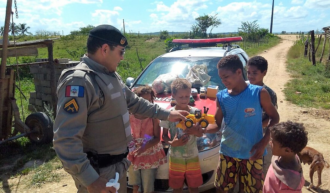 Policiais militares distribuem brinquedos em comunidades carentes