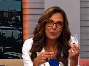 Repórter da Globo toma último remédio contra cancêr ao vivo e emociona