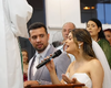 Noiva pede microfone ao padre e surpreende convidados ao cantar “Pai Nosso”