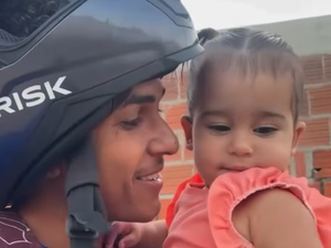 Pai reencontra filha após chegar do trabalho e emociona nas redes sociais