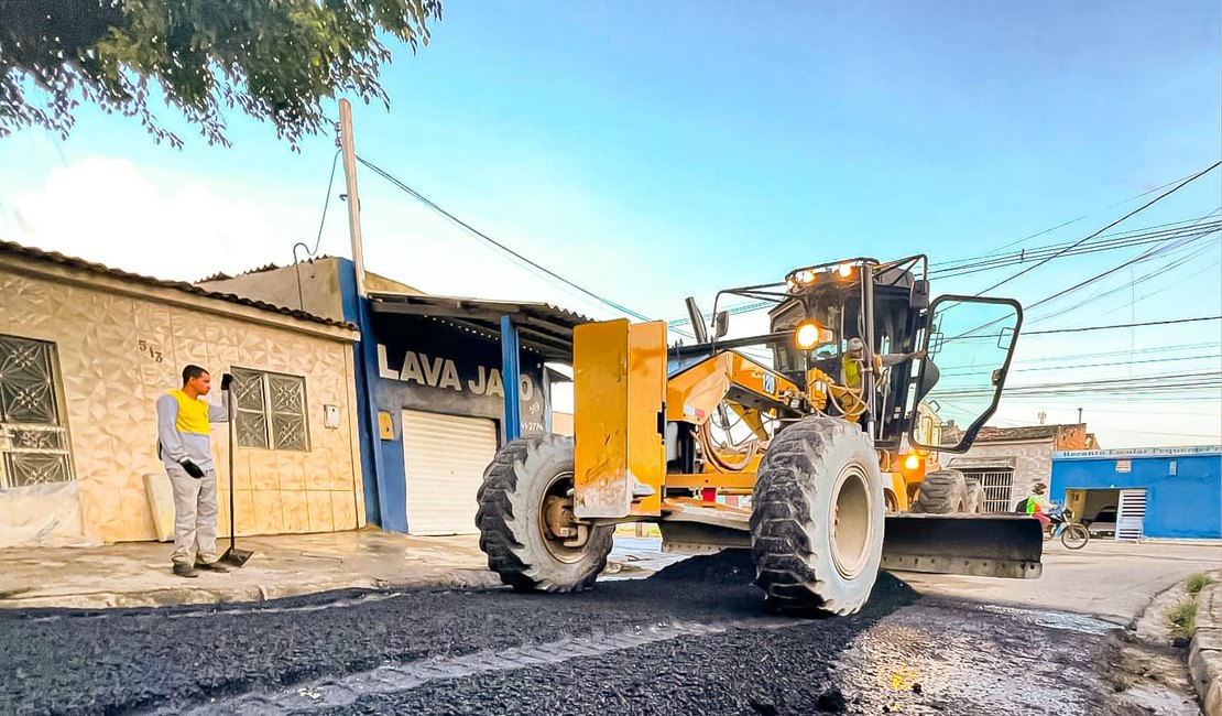 ﻿Prefeitura leva serviços de recapeamento asfáltico aos bairros Cacimbas e Baixão