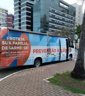 Ônibus da campanha de entrega voluntária de armas chega ao bairro da Pajuçara