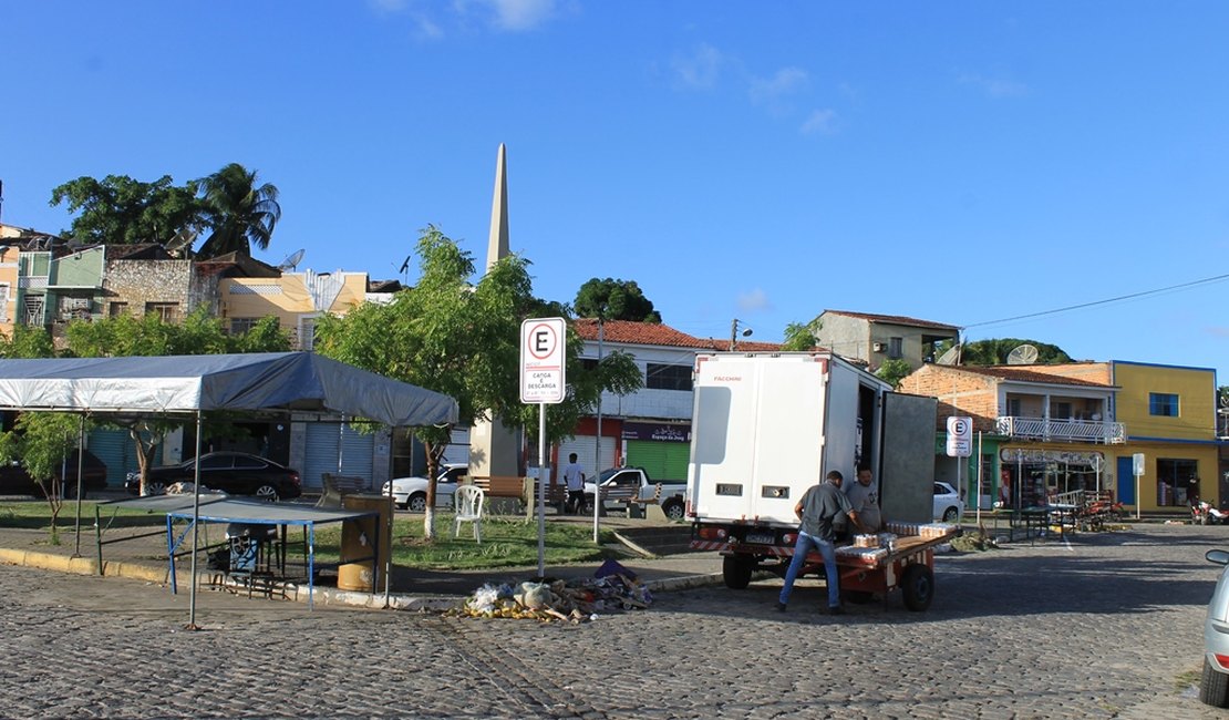 SMTT Penedo organiza carga e descarga de mercadorias na antiga Praça Costa e Silva