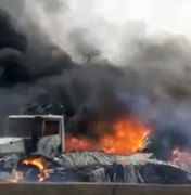 [Vídeo] Caminhão com carga de tecido pega fogo em São Sebastião 
