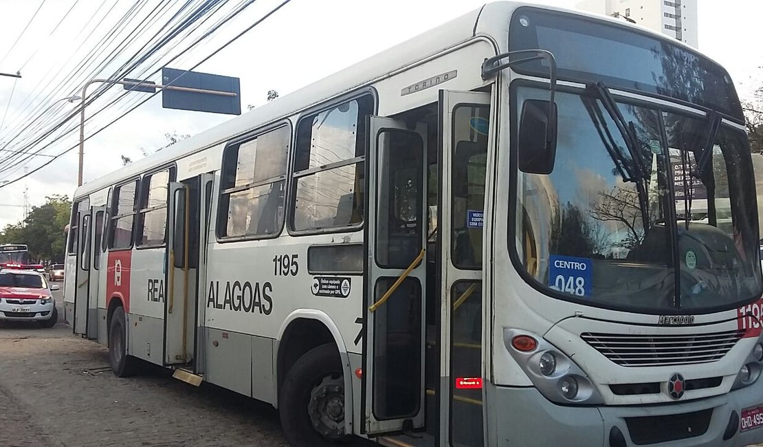 Passageiros são assaltados em ônibus
