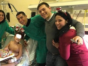 Cristiano Ronaldo faz visita surpresa a crianças em hospital na véspera do Natal