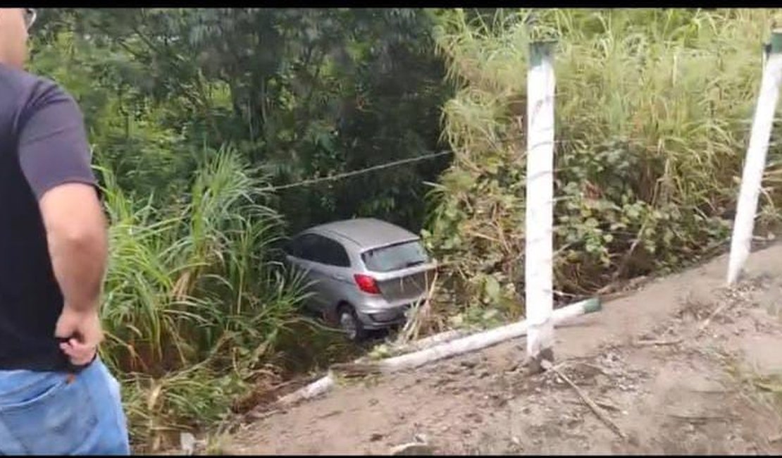 Carro cai em ribanceira às margens da AL-105, em São Luís do Quitunde