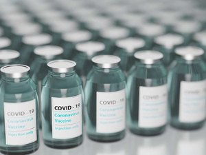 É falso áudio do WhatsApp que diz que foi encontrado HIV nas vacinas da Covid-19