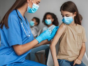 Abaixo da cobertura vacinal, Maceió tenta conter avanço da dengue com mobilização nas escolas