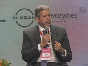 Lira defende Auxílio Brasil temporário e diz que programa 'vai ferir um pouco o teto'