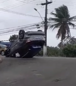 [Vídeo] Motorista capota veículo na Via Expressa após perder controle da direção