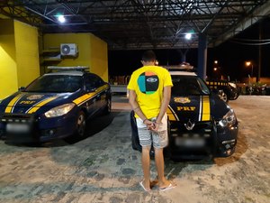 PRF prende motociclista sem habilitação na BR 101 em Junqueiro