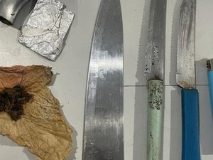 Guarda Municipal apreende armas brancas e drogas escondidas escola em Maceió