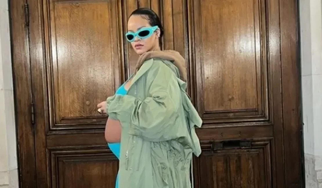 Rihanna posa com barrigão de grávida à mostra