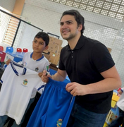 Eduardo Bulhões entrega kits escolares, fardamentos e equipamentos em mais um investimento na educação