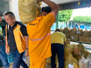 SMTT de Arapiraca entrega donativos a 45 famílias atingidas pela enchente em Limoeiro