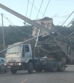 [Vídeo] Caminhão entrelaça caçamba em fios e derruba três postes AL 101 Norte