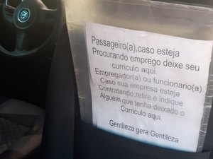 Motorista de aplicativo deixa espaço em carro para passageiros divulgarem currículo
