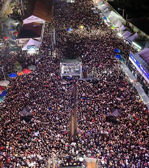 Natanzinho Lima encerra FIPI 2025 com grande show na Estação Ferroviária em Palmeira