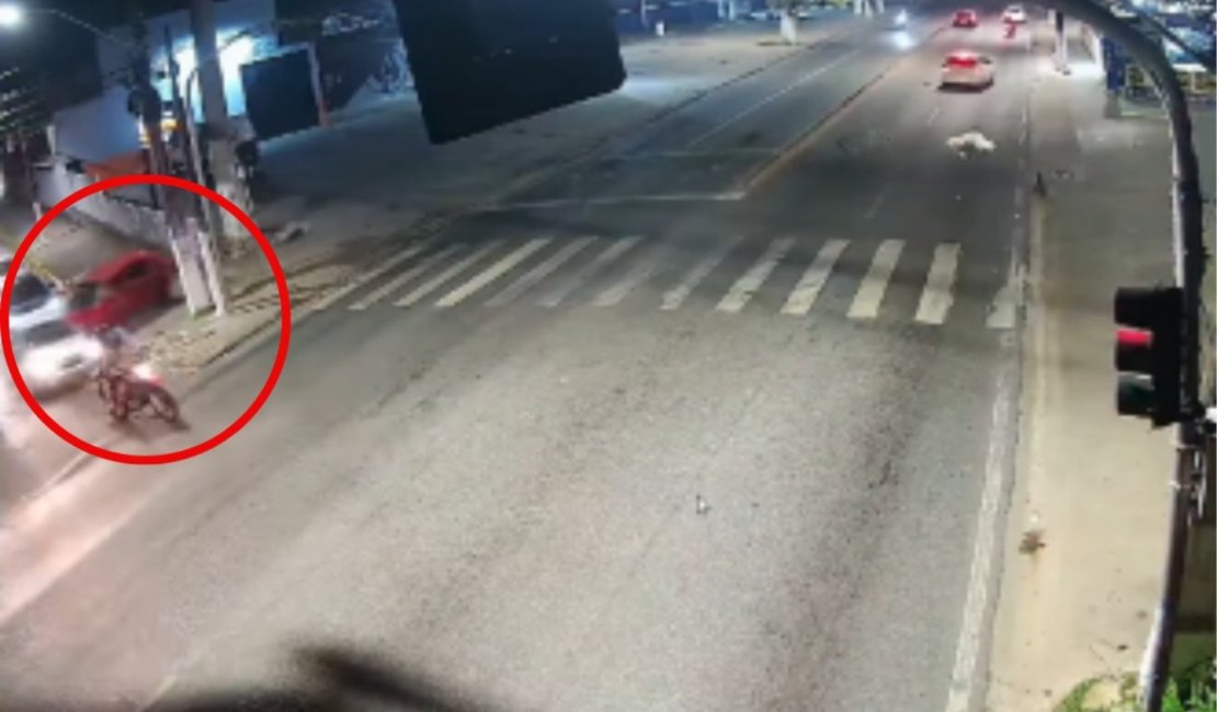 Câmeras de segurança registram momento em que motorista colide em carros parados no sinal no Antares