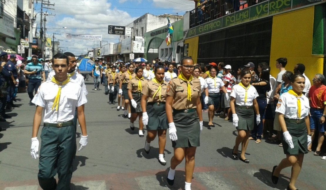 [Vídeo]Arapiraca comemora 7 de Setembro com desfile cívico militar