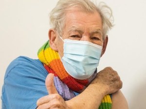 Ian McKellen é a primeira celebridade a se vacinar contra Covid-19 no mundo