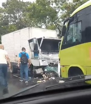 Colisão entre caminhão,moto e ônibus deixa vítima fatal na BR-424