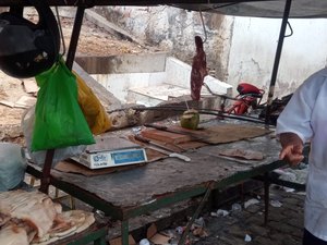 [Vídeo] Obra inacabada provoca mau cheiro no mercado público de Arapiraca há 3 anos
