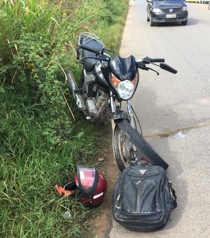 [Vídeo] Após susto motociclista freia bruscamente e provoca acidente, em Arapiraca