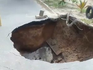 Cratera se abre e toma quase toda a rua perto da antiga Avenida Amélia Rosa, em Maceió