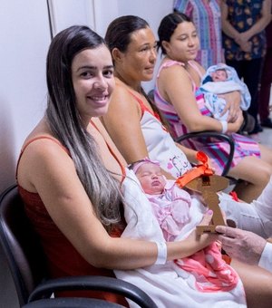 Luciano Barbosa entrega chave da cidade para a Bebê-Prefeita em Arapiraca