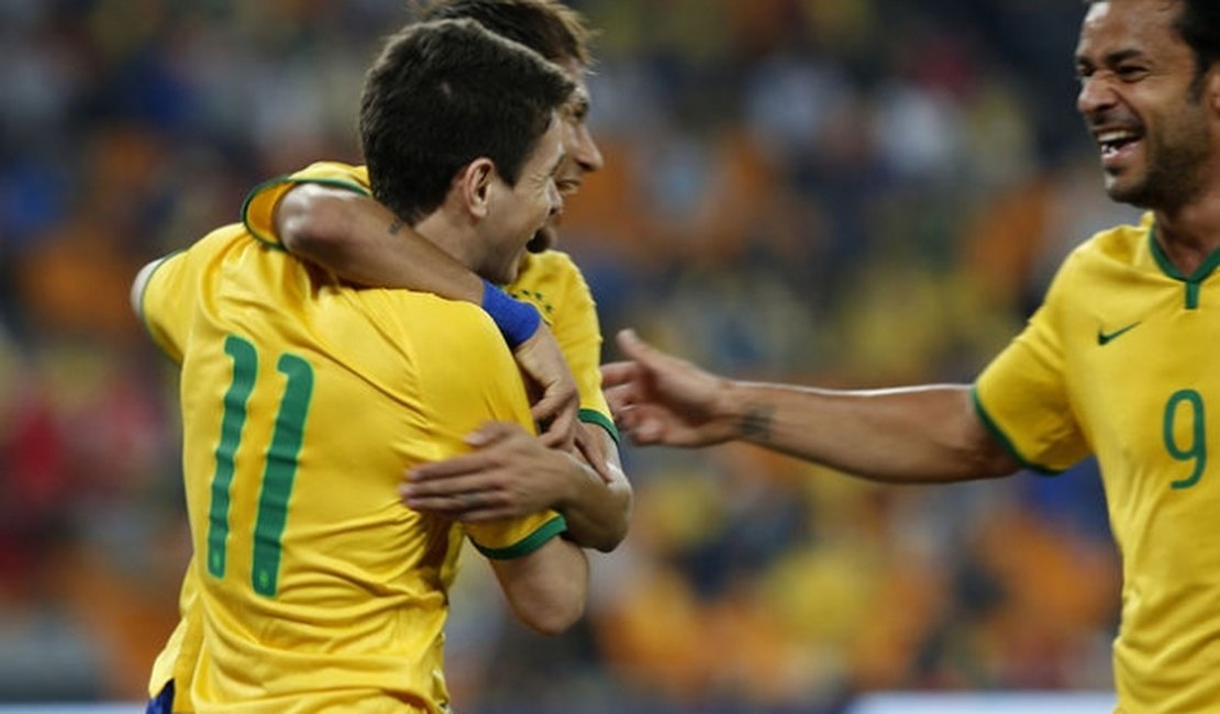 Fernandinho faz golaço, aproveita chance, e Brasil goleia a África do Sul