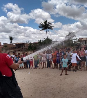 Crianças do Projeto Filhos do Sertão, de Girau, recebem bombeiros militares para uma manhã de lazer