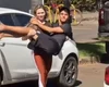 Mulher viraliza carregando marido no colo após ele quebrar o pé