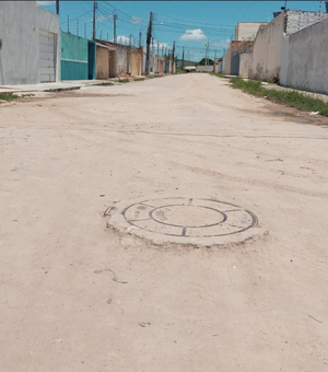 Bueiro entupido prejudica moradores do bairro Brasiliana em dias de chuva