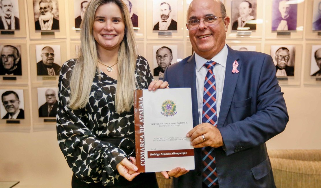 Prefeitura de Atalaia faz doação de imóvel onde funciona fórum da cidade; gestora celebra formalização