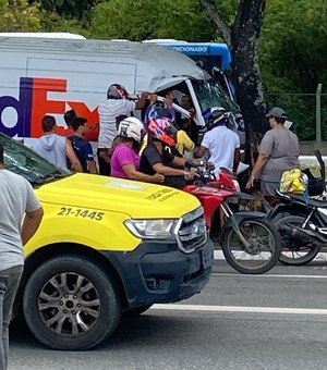 [Vídeo] Motorista de van fica ferido após colidir contra árvores na Av. Fernandes Lima