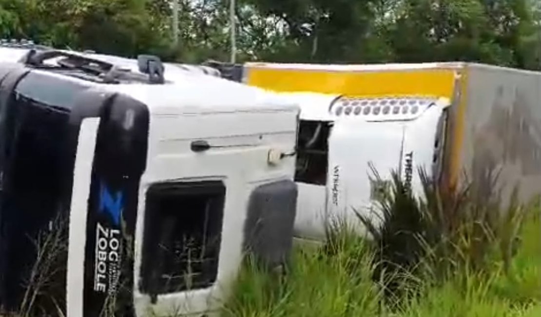 [Vídeo] Caminhão tomba e deixa uma pessoa ferida na BR-101, em  Joaquim Gomes