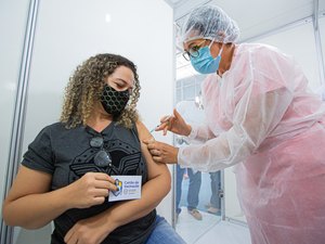 Profissionais da Educação Básica e Ensino Superior de Arapiraca rebem primeira dose da Pfizer contra a Covid-19