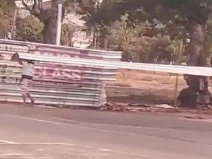 Dupla furta tapumes e atrapalha obra de revitalização da Praça Sinimbu