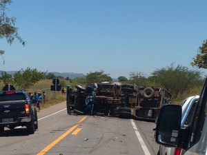 Acidente envolvendo veículo do Ifal e caminhão deixa quatro feridos na BR-316